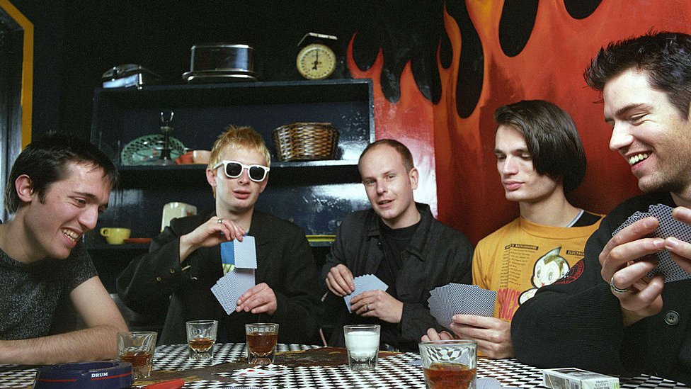Integrantes de la banda Radiohead jugando cartas en 1993.