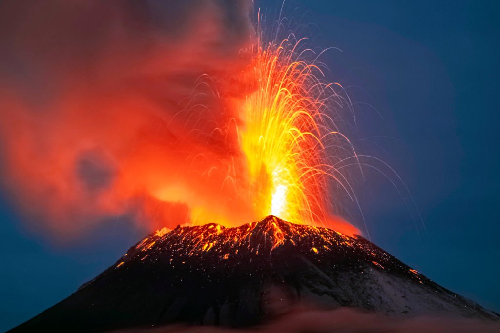 Volcán Popocatépetl en erupción.