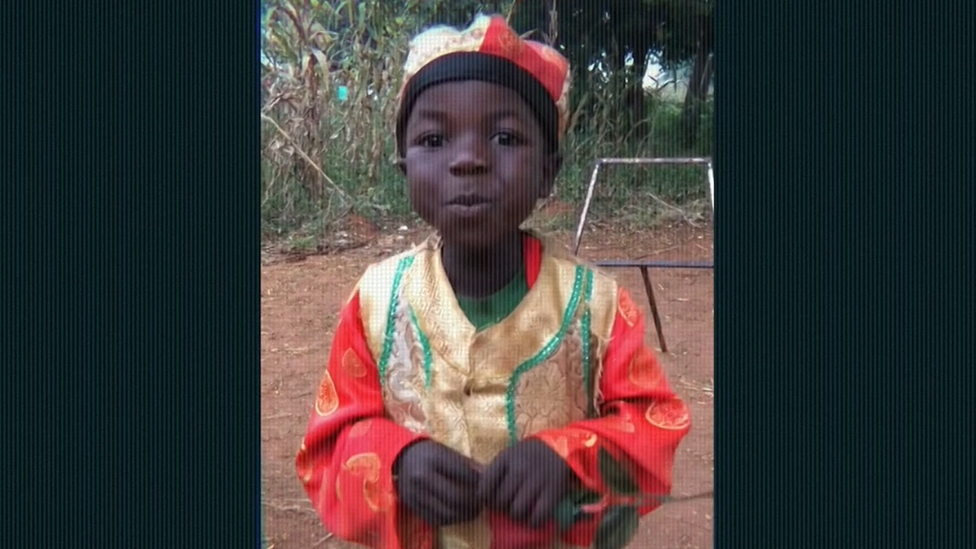 Bright, un pequeño de 6 años que aparece en uno de los videos de Lu Ke.