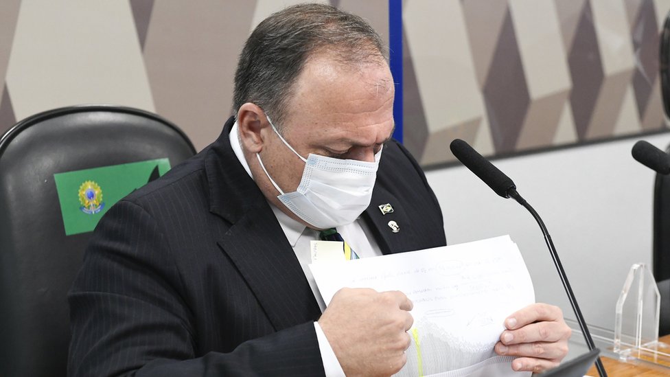 O ex-ministro Eduardo Pazuello olha seus documentos durante CPI