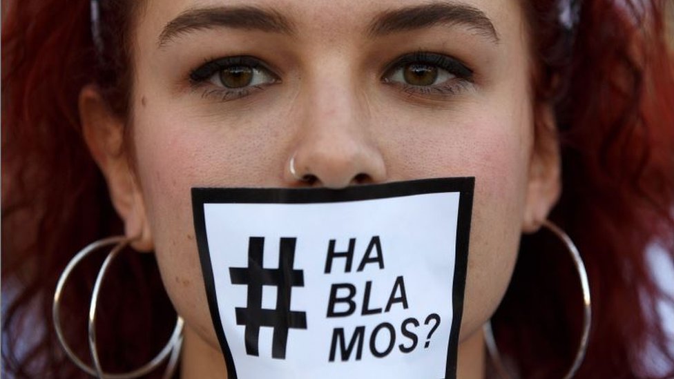 En la emblemática Plaza de Cibeles, los manifestantes pidieron el diálogo entre el gobierno central y la Generalitat de Cataluña. Joven con un papel en la boca que dice Hablamos