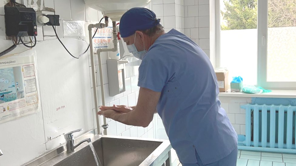 Dr Jaži pere ruke pre operacije