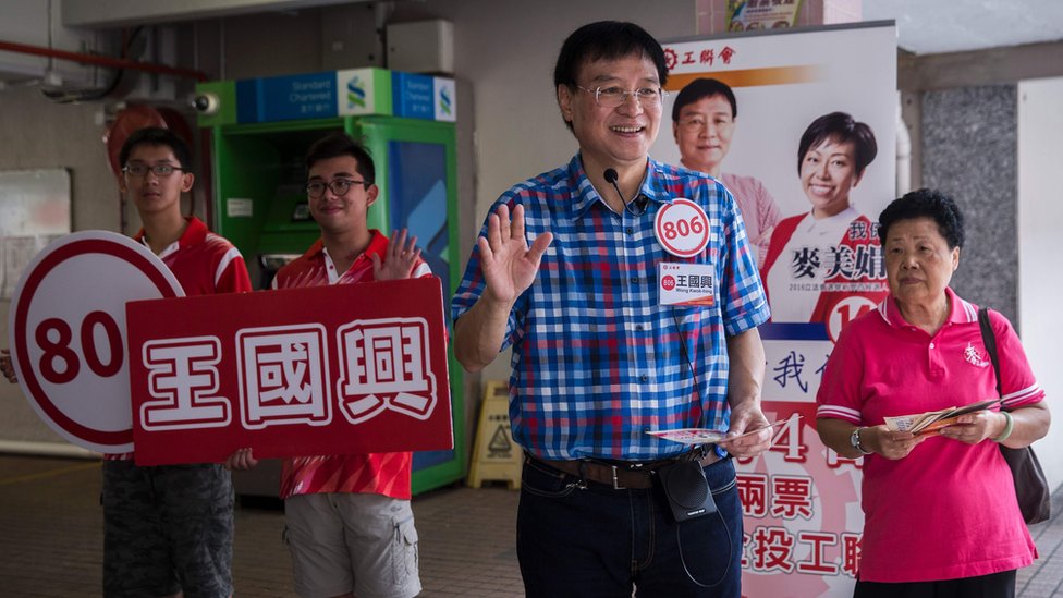 На этом снимке, сделанном 30 августа 2016 года, изображен пропекинский кандидат Вонг Квок-хин от политической партии Гонконгская федерация профсоюзов, машущий рукой во время кампании в Kwai Shing West Estate в Гонконге перед выборами в законодательный совет