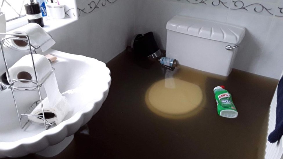 Наводнение в собственности Джин Харт в Уэйнфлите