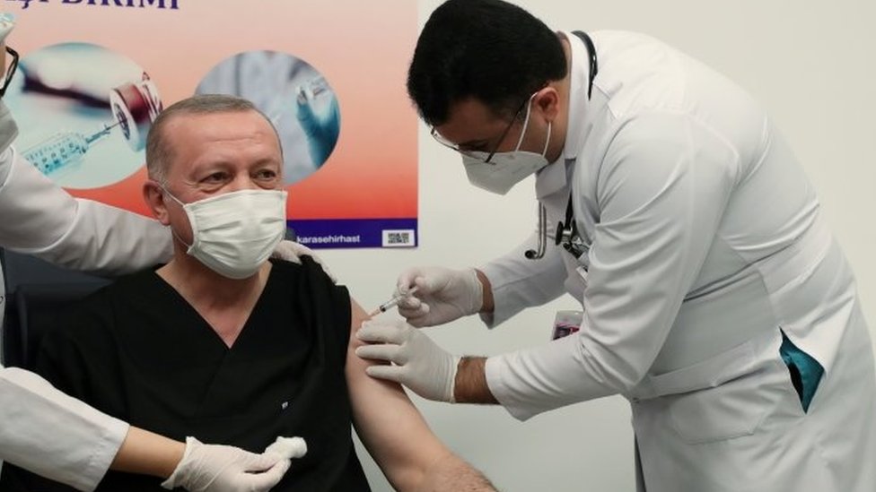 Presidente turco Recep Tayyip Erdogan recebendo uma dose da vacina da Sinovac na Turquia em 14 de janeiro