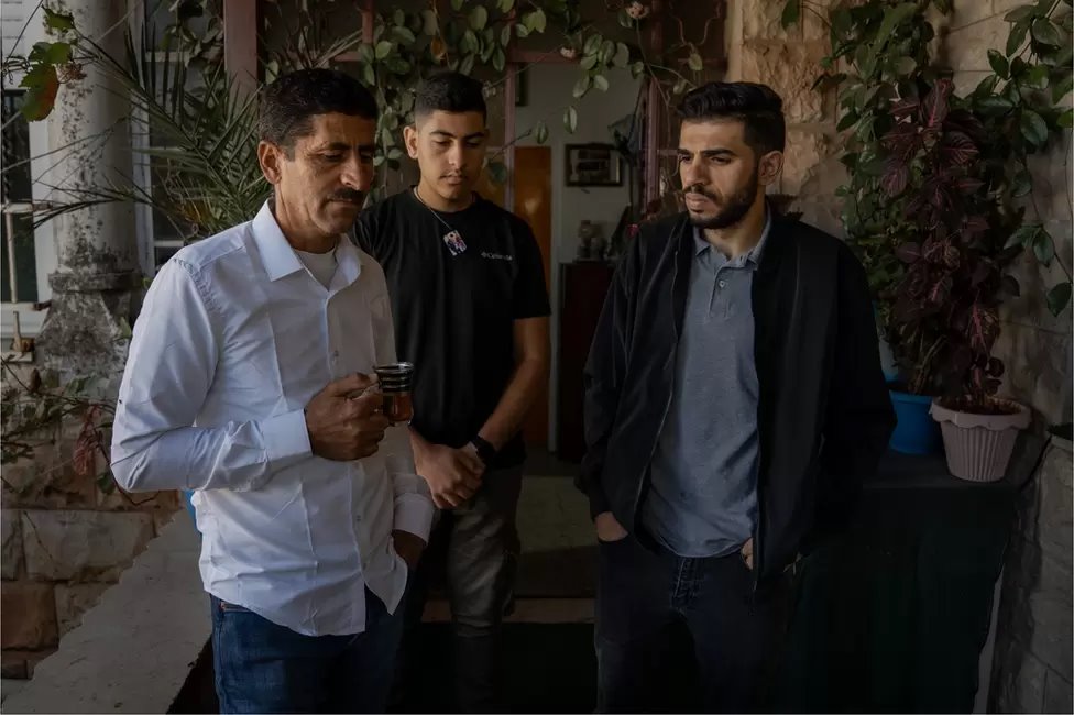 عابد وادي، في المنزل مع ابن عمه عبد الوادي، في الوسط، وابن أخيه محمود وادي، الذي قُتل والده الأسبوع الماضي