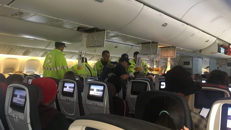 Спасатели помогают пассажирам рейса Air Canada AC 33, который после турбулентности вылетел на Гавайи