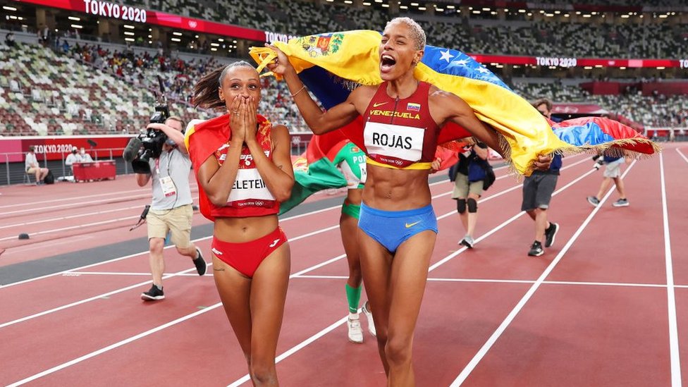 La española Ana Peleteiro, medalla de bronce, y la venezolana Yulimar Rojas, que se llevó el oro, tras la final de triple salto femenino este 1 de agosto de 2021.