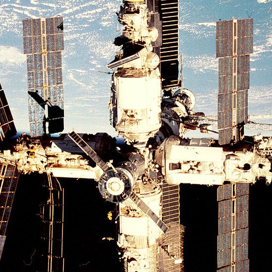 La estación rusa Mira flotando orbitando la Tierra en 1997.