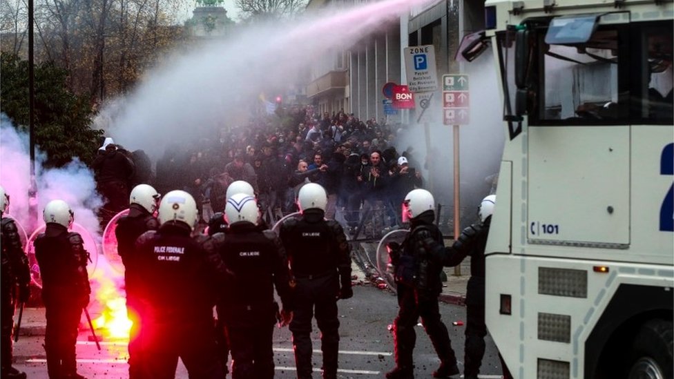 Belçika'da polis tazyikli suyla eylemcilere müdahale ediyor.
