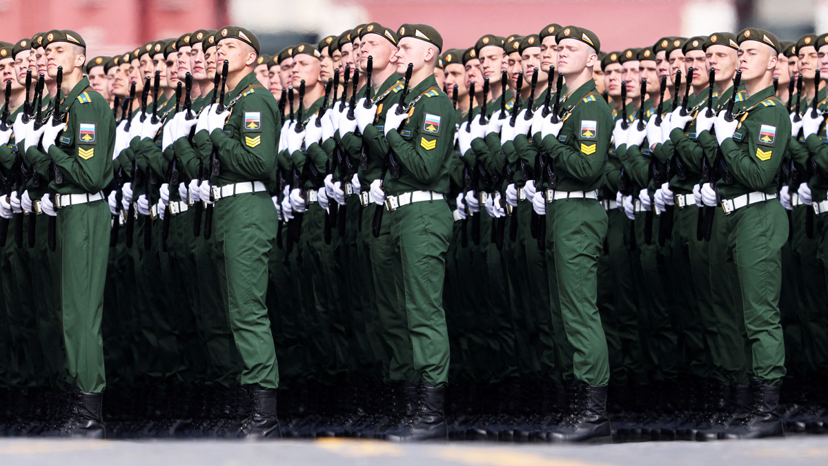 Soldados rusos ensayan para el desfile militar del Día de la Victoria en Moscú en mayo.