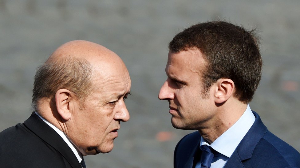 Г-н Ле Дриан (справа) и г-н Макрон служили вместе при президенте Франсуа Олланде