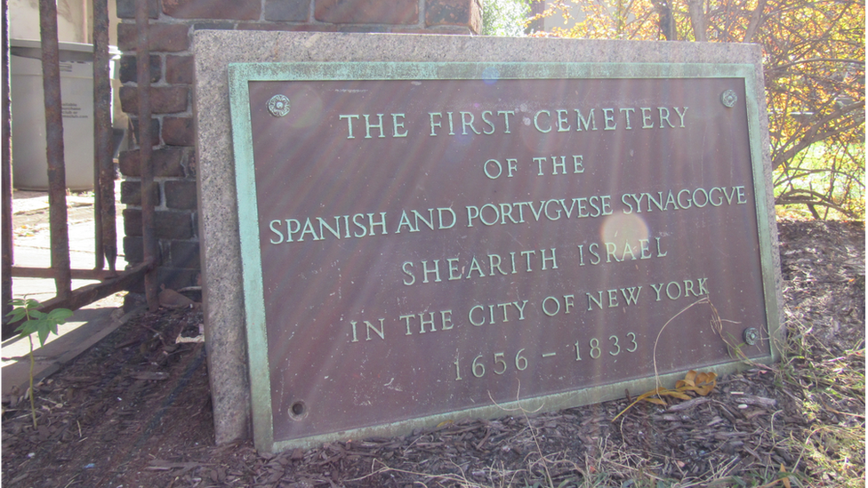 Placa en honor al primer cementerio judío de Nueva York