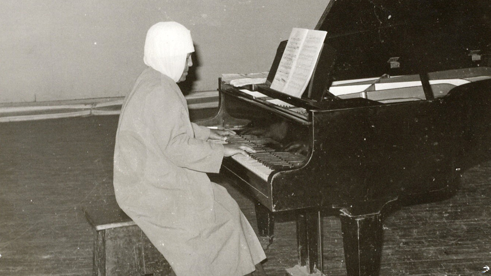 Emahoy tocando el piano