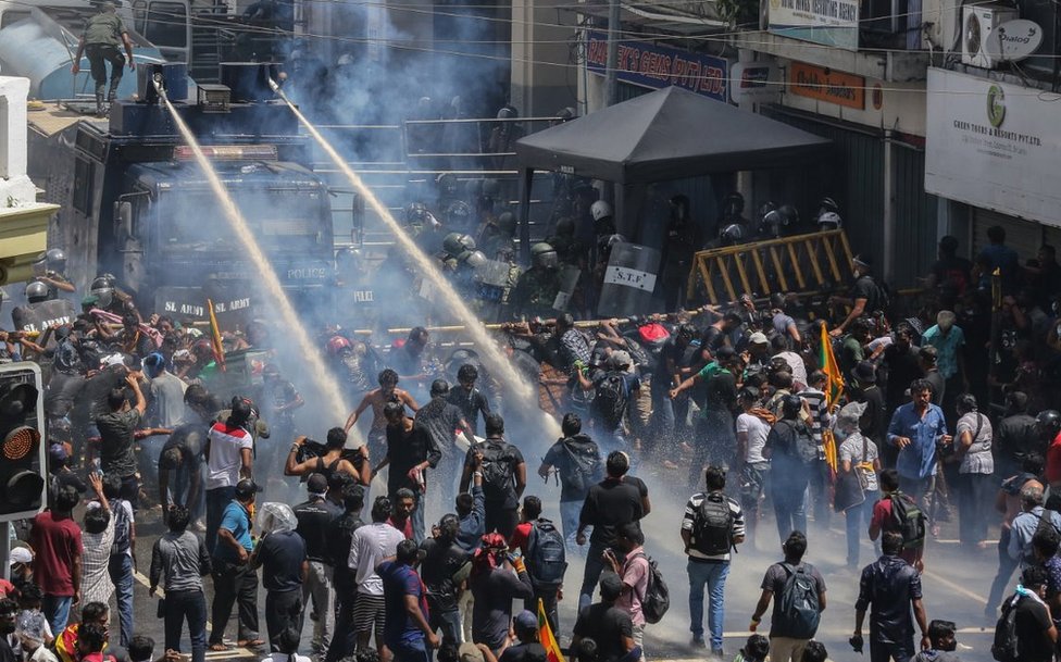 Protest, suzavac i vodeni top, Kolombo, jul 2022.