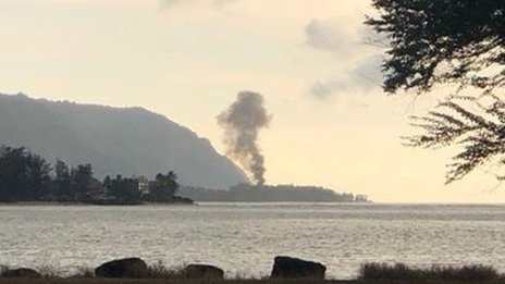 Шлейф дыма поднимается после авиакатастрофы, вид из парка Каяка Бэй Бич в Халейва, Гавайи, США, 21 июня 2019 года на этом изображении, полученном из социальных сетей.