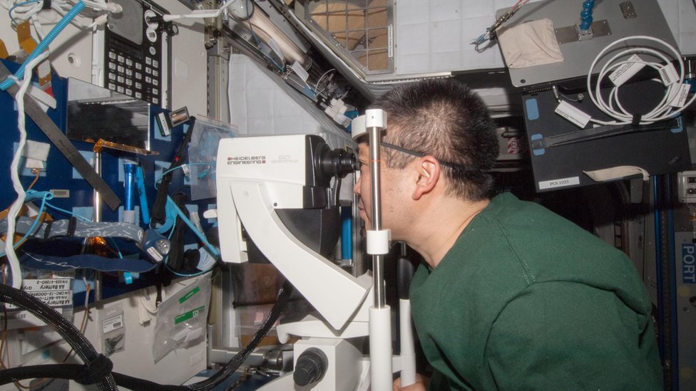 Koichi Wakata, astronauta de la Agencia Espacial de Japón, realizando una tomografía de coherencia óptica, una prueba que permite estudiar tejidos oculares