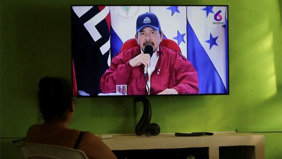 Una mujer mira en televisión un discurso de Daniel Ortega