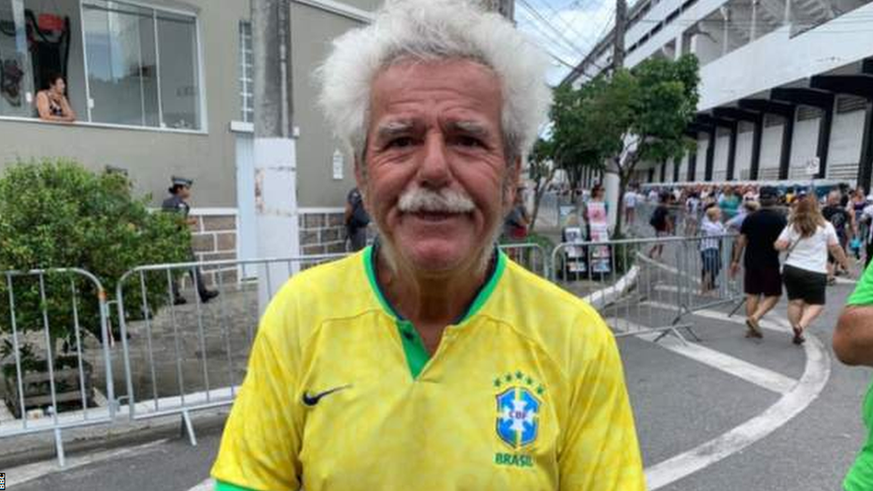 El fan de Pelé Deofilo de Freitas con una camsieta de Brasil