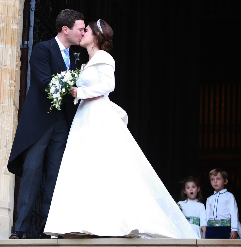 英國女王伊麗莎白二世的孫女尤金妮公主（Princess Eugenie）與傑克·布魯克班克（Jack Brooksbank）婚禮在溫莎城堡舉行。