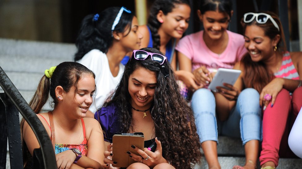 Adolescentes cubanas conectadas a internet
