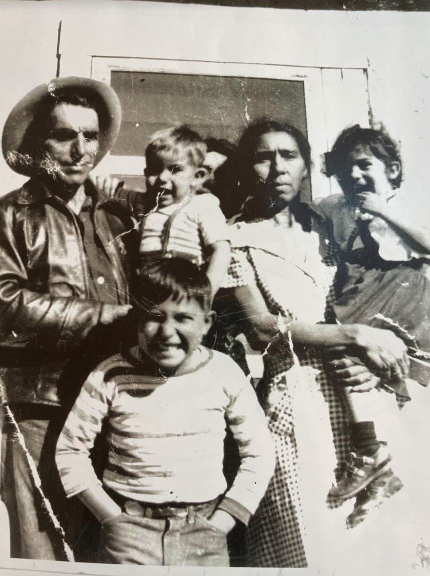 Demecio e Francesquita Peralta viviam perto do local onde o primeiro teste de bomba atômica do mundo foi realizado, no Novo México. Na foto, o casal aparece com a filha mais nova, Genoveva (no colo da mãe), um dos filhos (à frente) e um neto (no colo de Demecio).