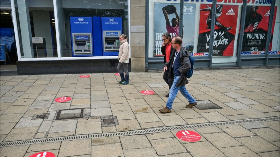 Пешеходы на Принцесс-стрит в Эдинбурге