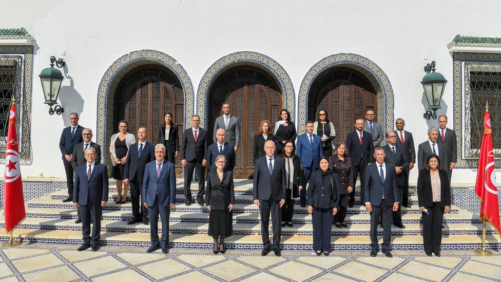 الرئيس التونسي قيس سعيد يقف مع أعضاء الحكومة الجديدة في تونس العاصمة، تونس 11 أكتوبر/تشرين الأول 2021.