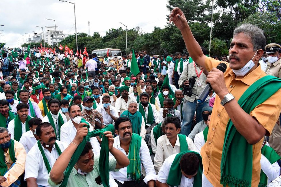 Представители различных организаций по защите прав фермеров проводят демонстрацию против принятия законопроектов о сельском хозяйстве, внесенных в парламент, в Бангалоре 21 сентября 2020 года.