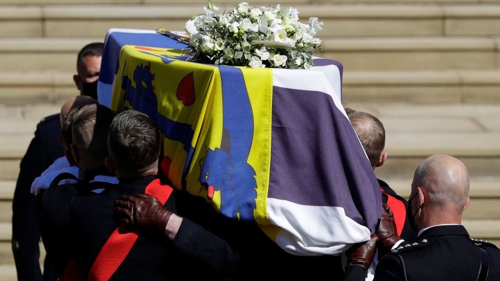 El féretro del príncipe Felipe, mientras era subido por los escalones hacia la entrada de la capillla de San Jorge, donde se celebró la ceremonia funeraria.
