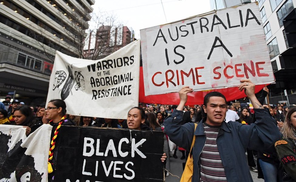 Протестующие маршируют по улице Бурк в Мельбурне, Австралия, 28 июля 2017 года.