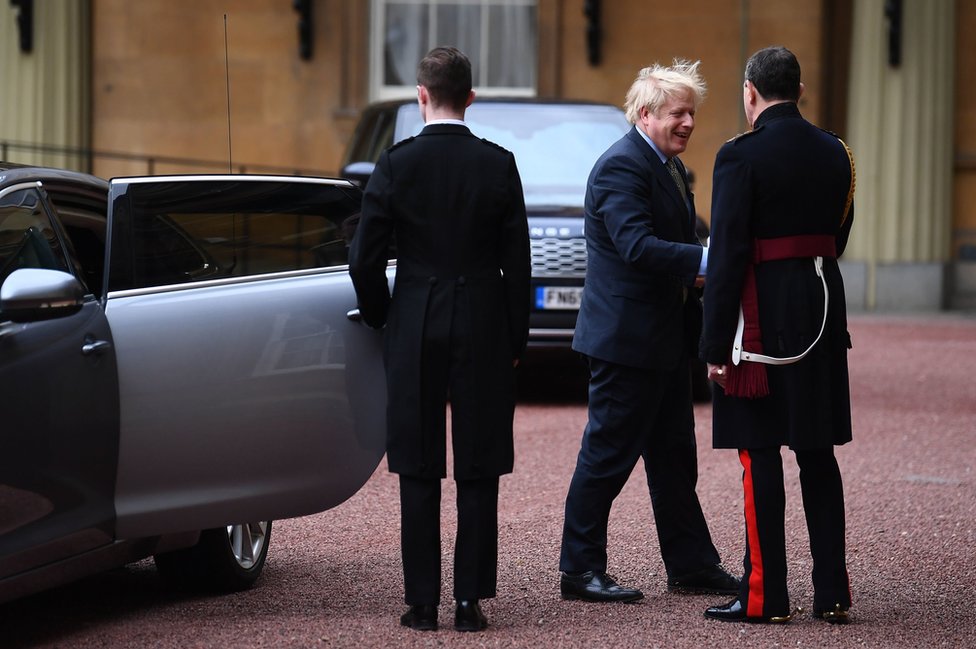 Премьер-министр Борис Джонсон прибывает в лондонский Букингемский дворец на аудиенцию у королевы Елизаветы II