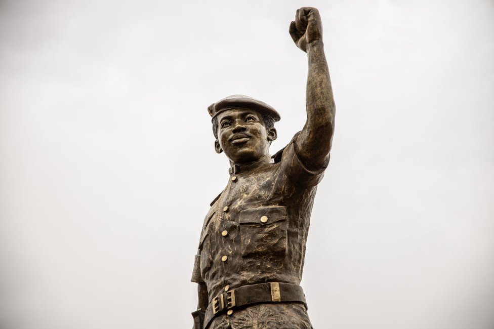 Крупным планом - вторая бронзовая статуя бывшего президента Буркина-Фасо Томаса Санкары.
