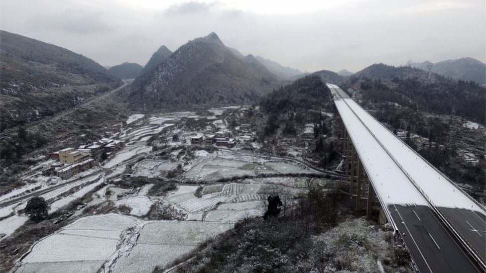 Шоссе закрыто из-за холода и снега в Шаогуане, провинция Гуандун (24 января 2016 г.)