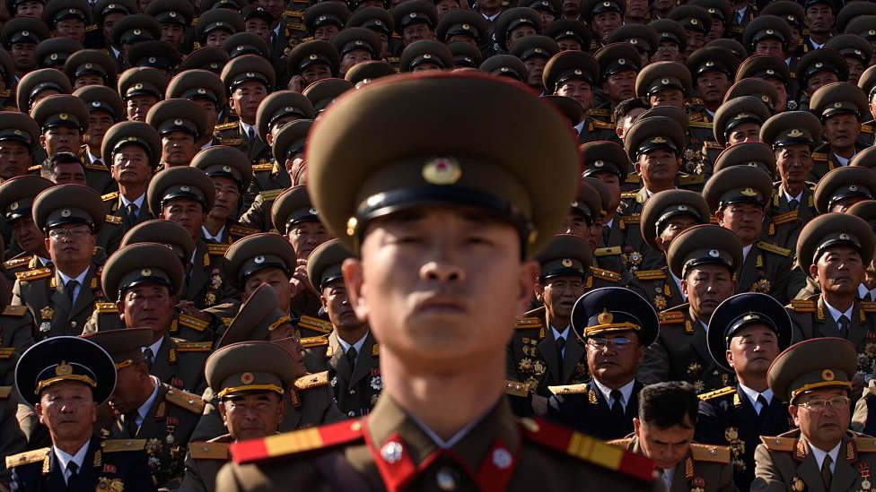 Las fuerzas armadas tienen hasta 25% del PIB de Corea del Norte, por lo que este sector emplea a un gran número de norcoreanos. Soldados de Corea del Norte