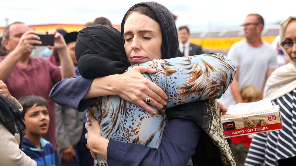 أردرن وهي تحتضن أحد أفراد الجالية المسلمة