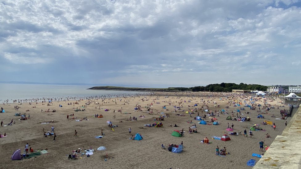 Пляж острова Барри с толпами 31 июля 2020 года