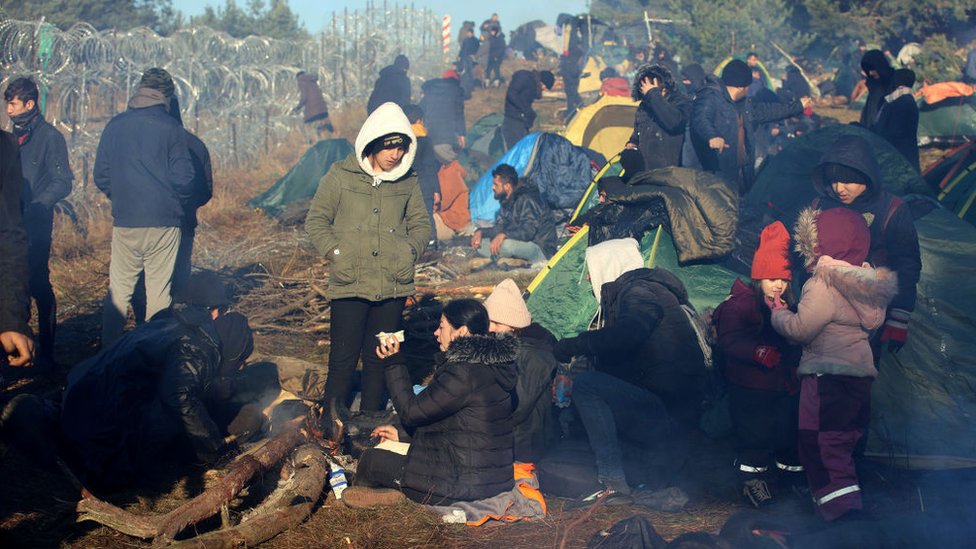 Los migrantes se reunieron a pocos metros de la cerca de alambre de púas que separa a Bielorrusia de Polonia.