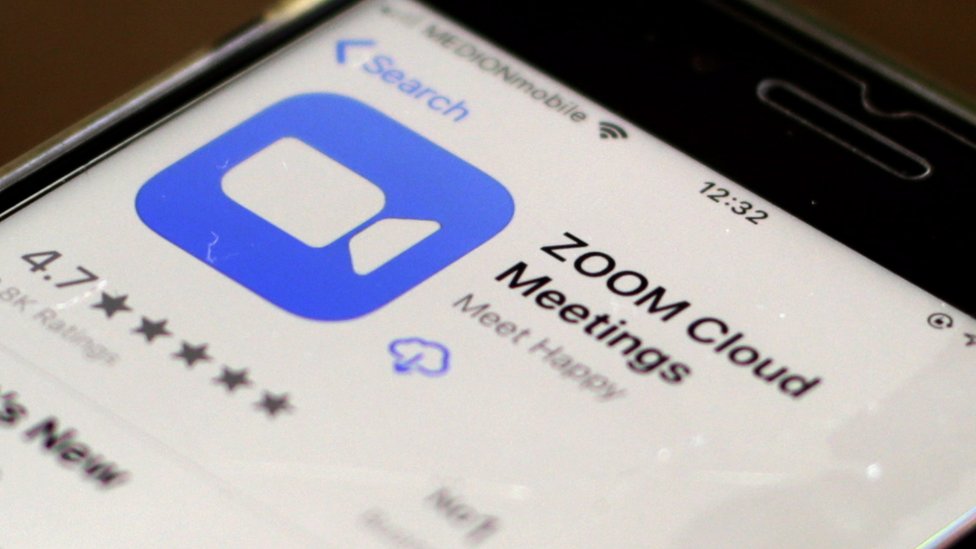 Виден iPhone с приложением Zoom, готовым к загрузке из магазина приложений