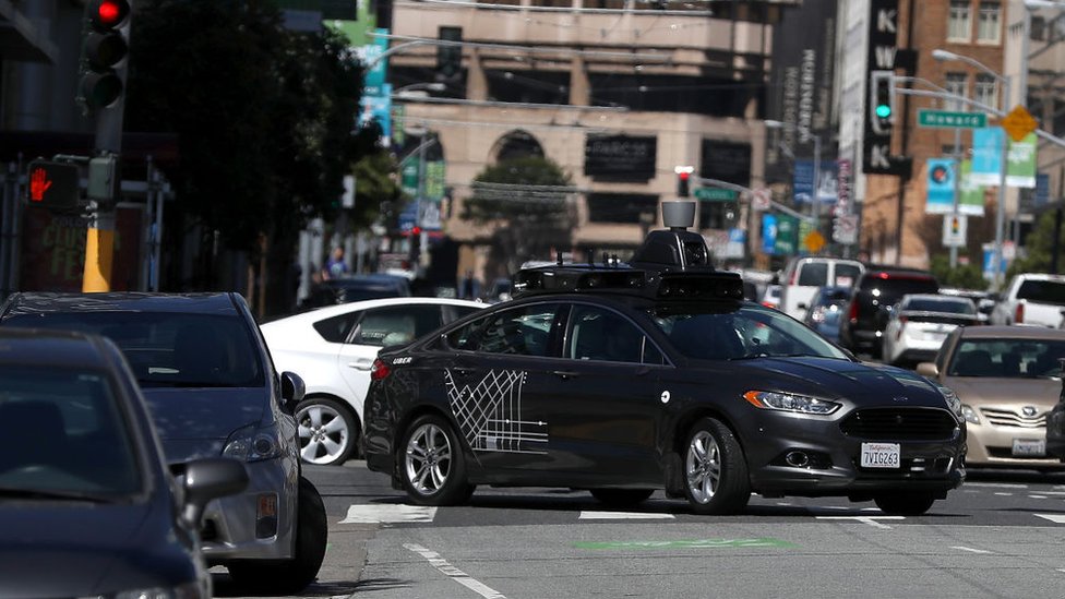 Los planes de Uber para trabajar con autos sin conductor fueron frustrados por un accidente. Auto de Uber sin conductor por las calles de San Francisco, Estados Unidos.