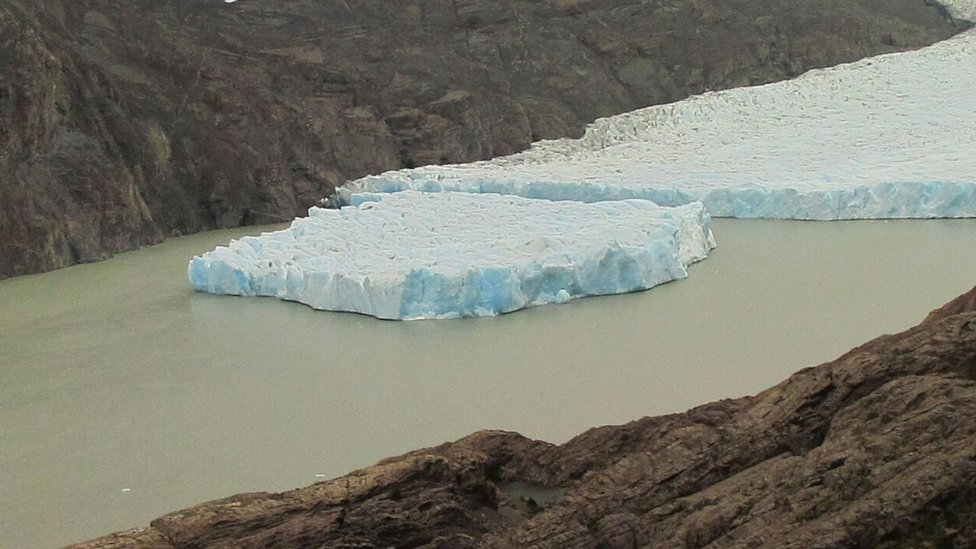 El bloque de hielo visto en el Parque Nacional Torres del Paine está en una de las dos "lenguas" en las que se divide el glaciar Grey. El desprendimiento en el glaciar Grey