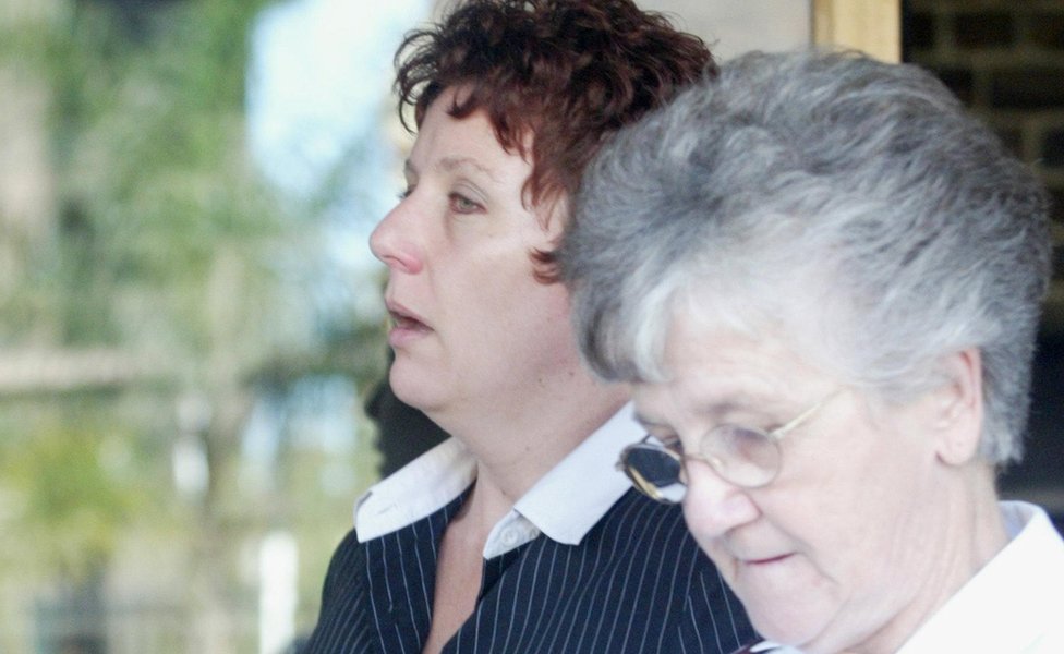 Kathleen Folbigg (izquierda) durante su juicio por asesinato en 2003.