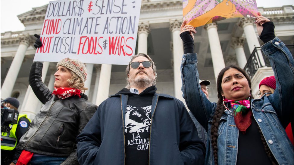 Тара Хуска (справа) протестует в Вашингтоне вместе с актером Хоакином Фениксом