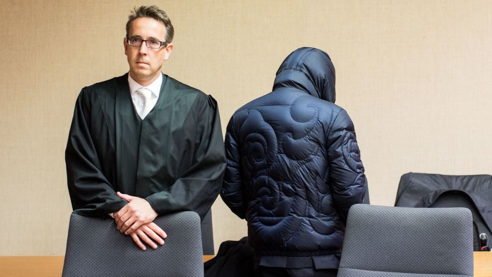 Pese a que su rostro es conocido desde 1996, Wermer Mauss intentó mantenerse oculto durante el juicio. Mauss durante el juicio.