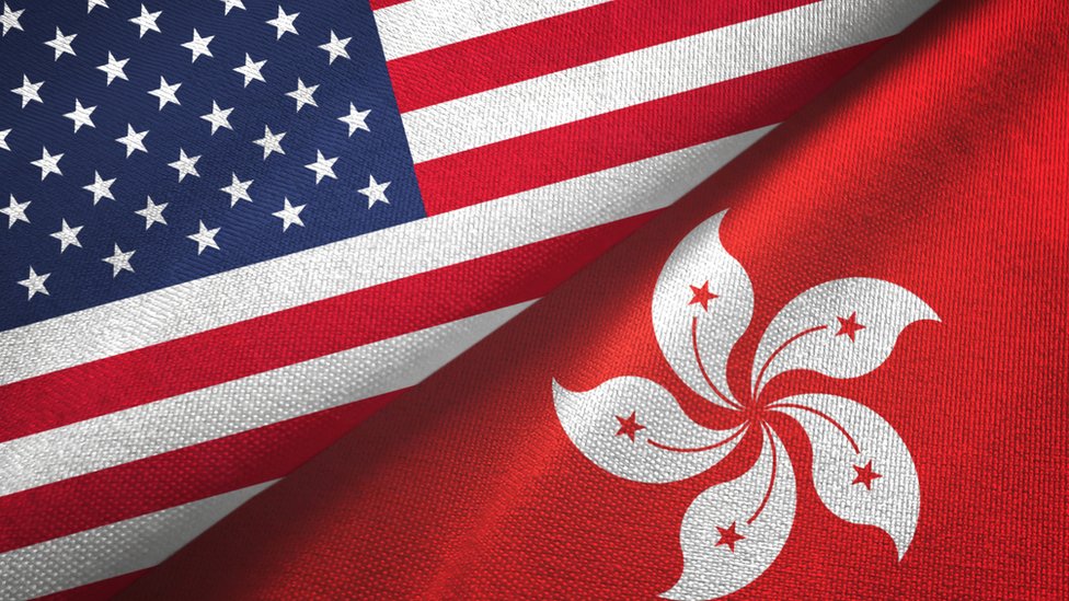 設計圖片：美國國旗（左上）與中國香港區旗（右下）