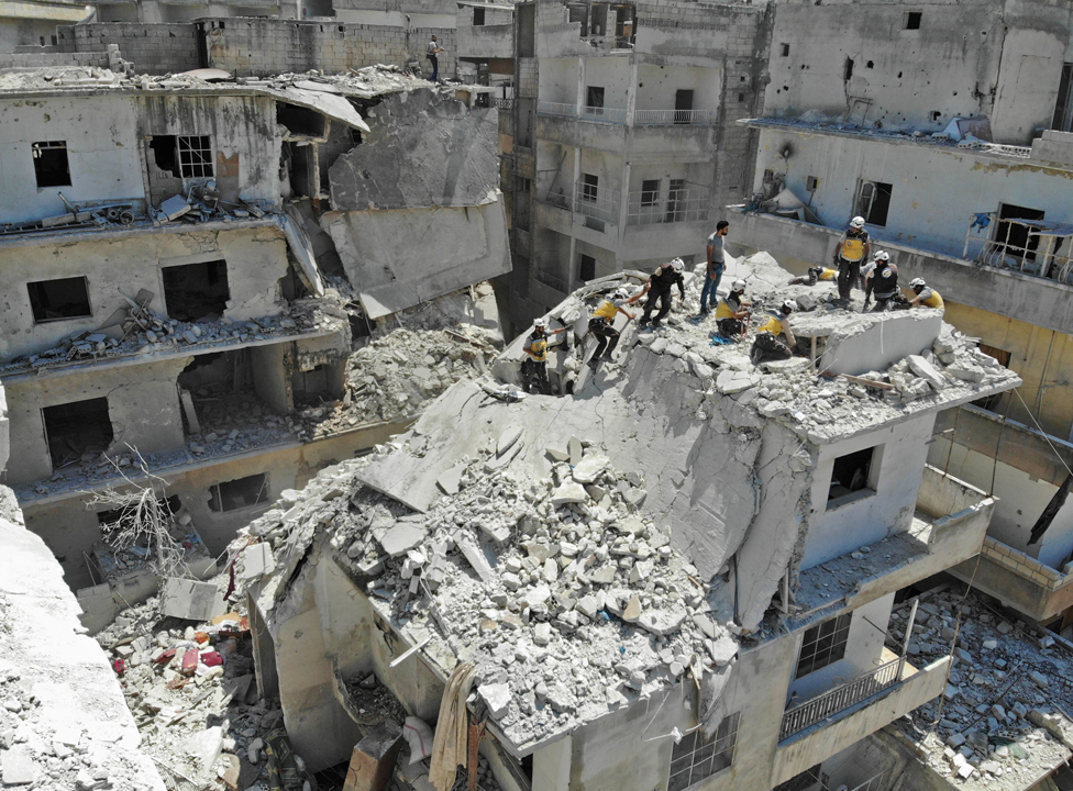 Белые каски, чтобы попытаться спасти кого-то из поврежденного здания в провинции Идлиб