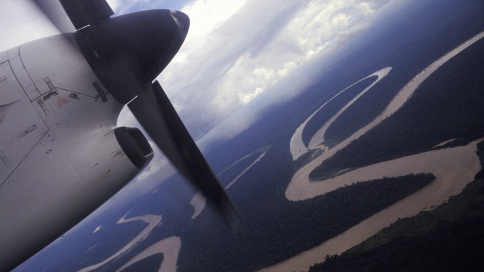 Una avioneta volando sobre el Amazonas