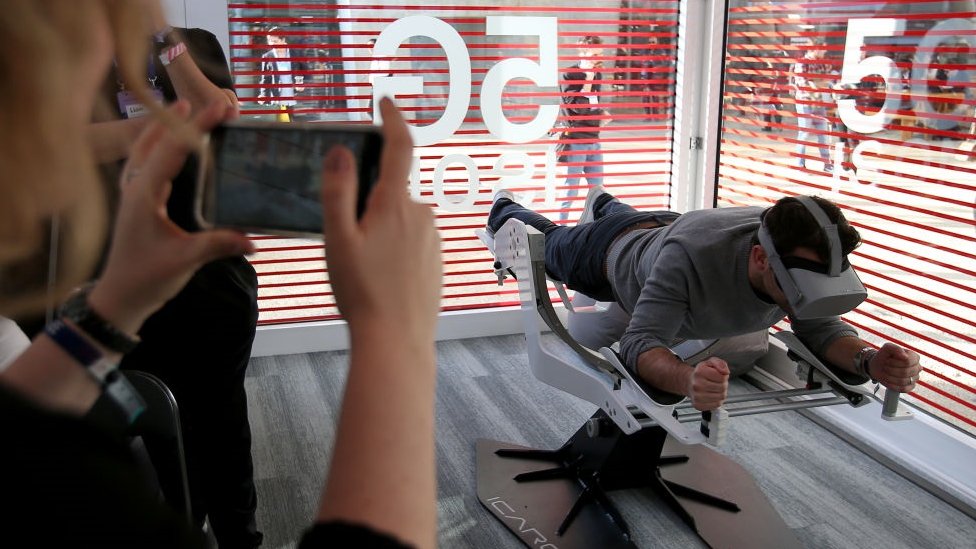 Un hombre prueba una máquina de realidad virtual en la Conferencia Tecnológica de Lisboa, Portugal, en noviembre de 2019