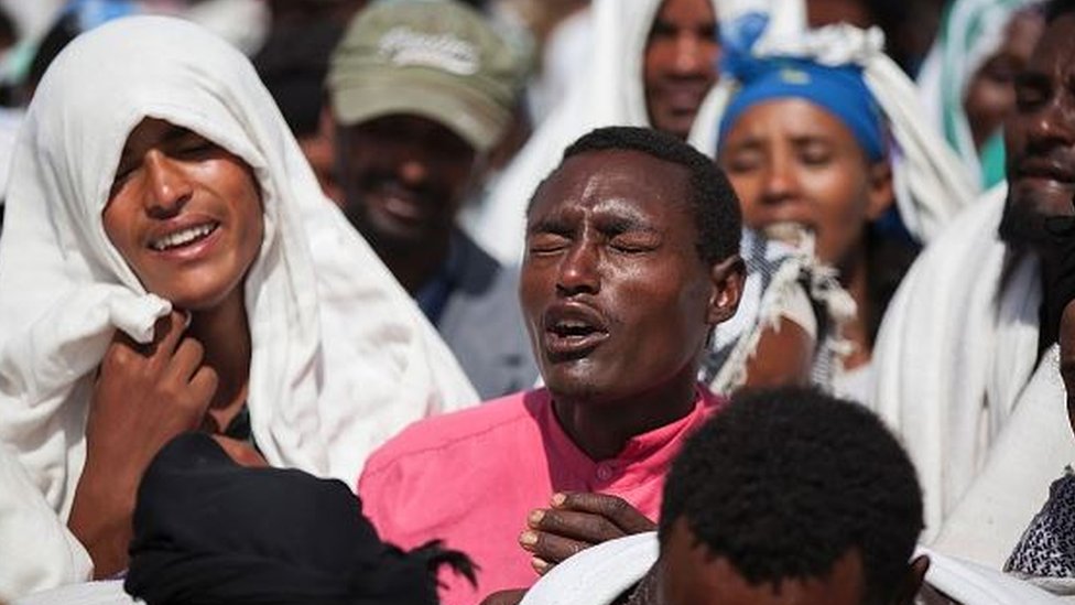 Люди оплакивают смерть Динка Чала, застреленного эфиопскими войсками днем ??ранее