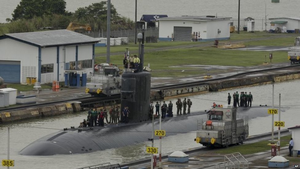 Подводная лодка ВМС США USS Columbus проходит через шлюзы Мирафлорес у Панамского канала в Панама-Сити 10 июля 2015 года.